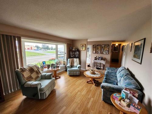 716 6 Avenue, Fox Creek, AB - Indoor Photo Showing Living Room