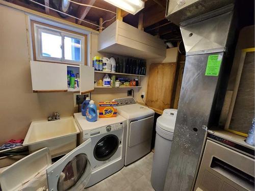 716 6 Avenue, Fox Creek, AB - Indoor Photo Showing Laundry Room