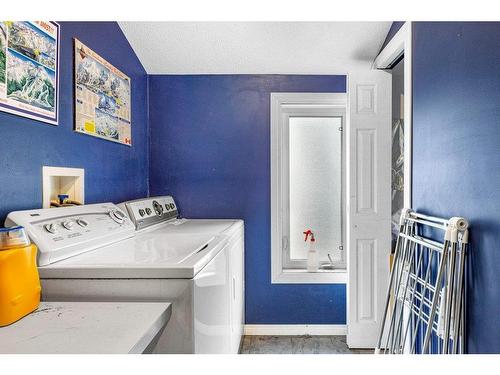 412 Cougar Street, Banff, AB - Indoor Photo Showing Laundry Room