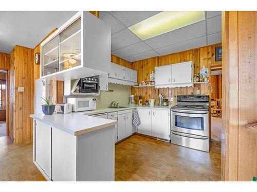 412 Cougar Street, Banff, AB - Indoor Photo Showing Kitchen