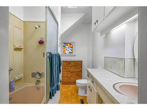 412 Cougar Street, Banff, AB - Indoor Photo Showing Bathroom