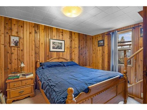 412 Cougar Street, Banff, AB - Indoor Photo Showing Bedroom