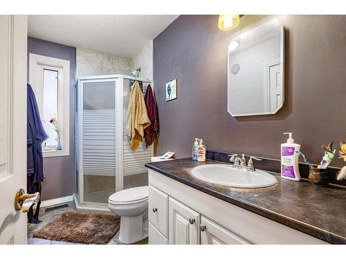 412 Cougar Street, Banff, AB - Indoor Photo Showing Bathroom
