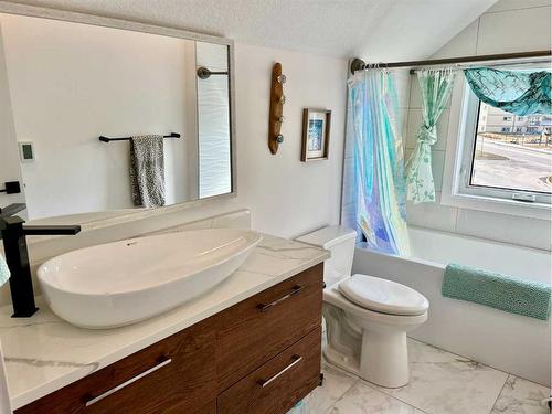 603 B Geikie Street, Jasper, AB - Indoor Photo Showing Bathroom