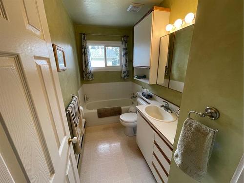 4203 5 Avenue, Edson, AB - Indoor Photo Showing Bathroom