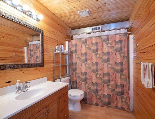 3252 Lakeview Drive, Calling Lake, AB - Indoor Photo Showing Bathroom