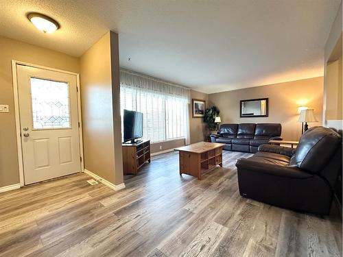 403 6 Avenue, Fox Creek, AB - Indoor Photo Showing Living Room