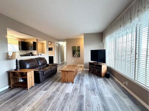403 6 Avenue, Fox Creek, AB - Indoor Photo Showing Living Room