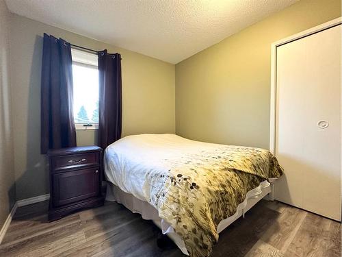 403 6 Avenue, Fox Creek, AB - Indoor Photo Showing Bedroom