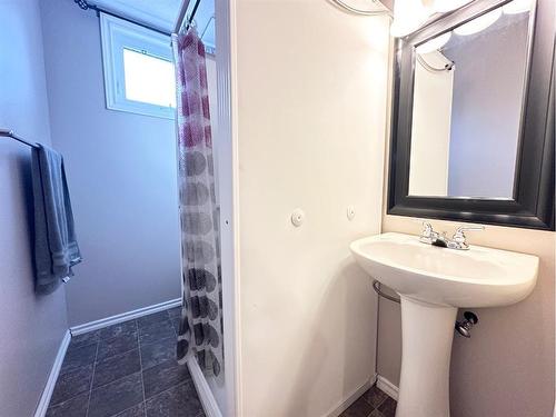 403 6 Avenue, Fox Creek, AB - Indoor Photo Showing Bathroom