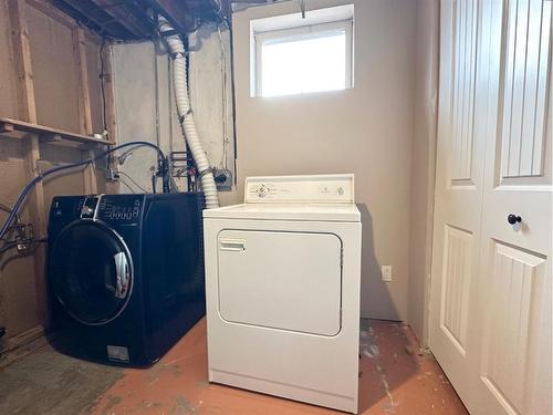 403 6 Avenue, Fox Creek, AB - Indoor Photo Showing Laundry Room