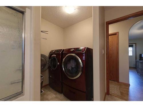 32 1 Avenue Sw, Faust, AB - Indoor Photo Showing Laundry Room