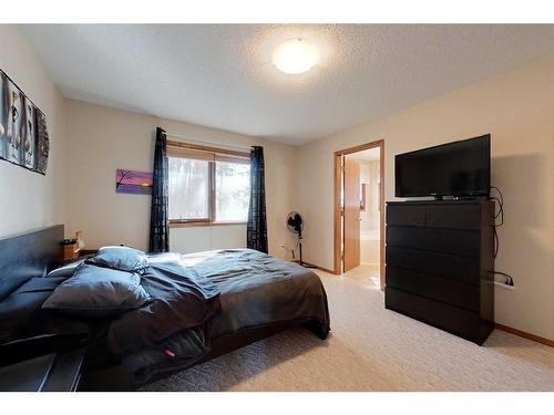 32 1 Avenue Sw, Faust, AB - Indoor Photo Showing Bedroom
