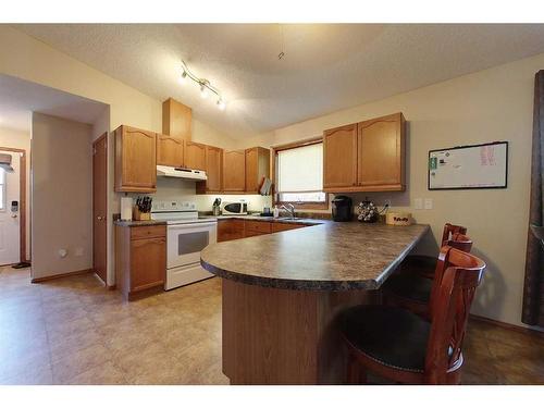 32 1 Avenue Sw, Faust, AB - Indoor Photo Showing Kitchen