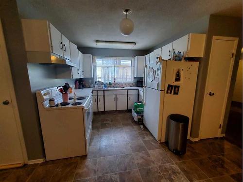 5706 Westhaven Drive South, Edson, AB - Indoor Photo Showing Kitchen