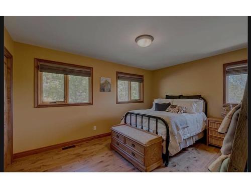 593068 Range Road 124, Rural Woodlands County, AB - Indoor Photo Showing Bedroom