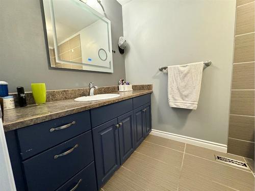 12-9 Leedy Drive, Whitecourt, AB - Indoor Photo Showing Bathroom