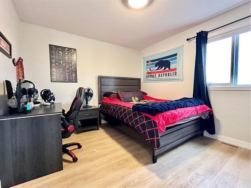 46 Riverdale Bend, Whitecourt, AB - Indoor Photo Showing Bedroom