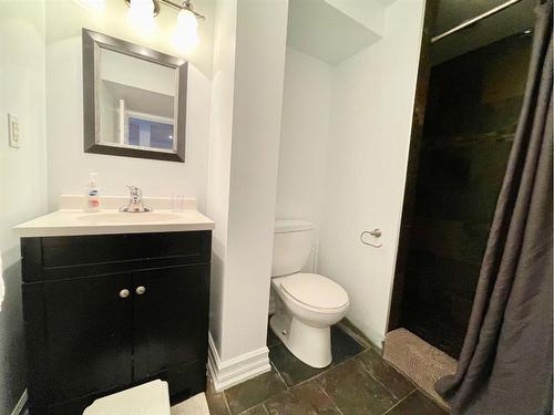 102 Bliss Avenue, Hinton, AB - Indoor Photo Showing Bathroom