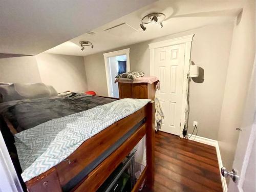 102 Bliss Avenue, Hinton, AB - Indoor Photo Showing Bedroom