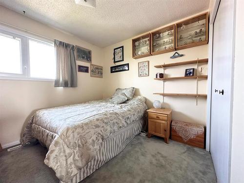 22 Cochrane Road, Whitecourt, AB - Indoor Photo Showing Bedroom