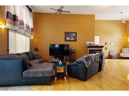 29 594028 Range Road 125, Rural Woodlands County, AB - Indoor Photo Showing Living Room