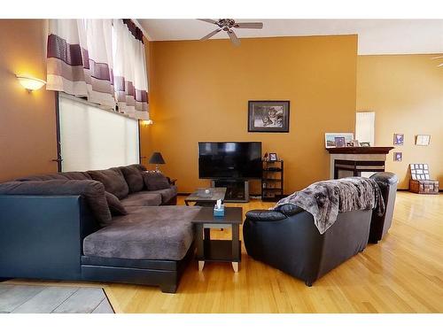 29 594028 Range Road 125, Rural Woodlands County, AB - Indoor Photo Showing Living Room