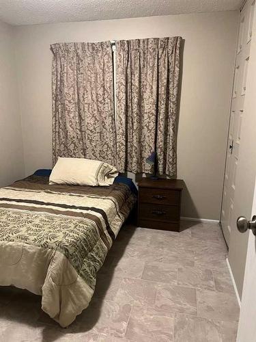 805 8 Street, Fox Creek, AB - Indoor Photo Showing Bedroom