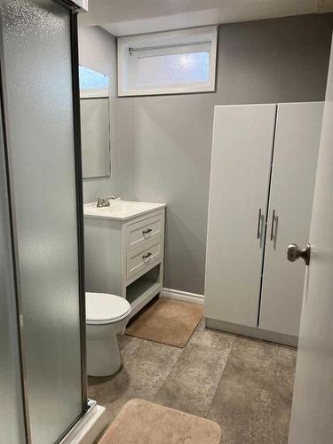 805 8 Street, Fox Creek, AB - Indoor Photo Showing Bathroom