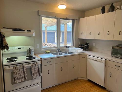 805 8 Street, Fox Creek, AB - Indoor Photo Showing Kitchen With Double Sink