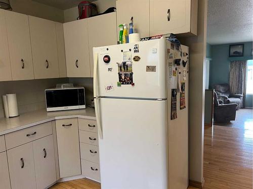 805 8 Street, Fox Creek, AB - Indoor Photo Showing Kitchen