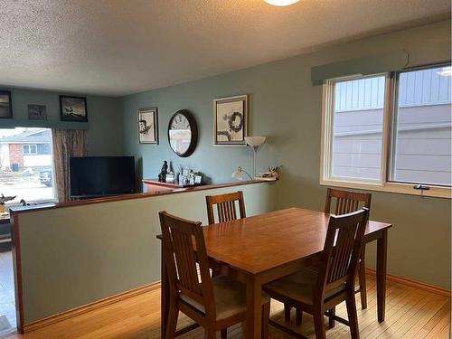 805 8 Street, Fox Creek, AB - Indoor Photo Showing Dining Room