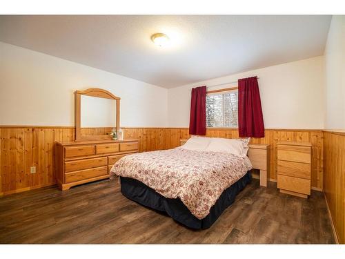 1671 Pine Drive, Calling Lake, AB - Indoor Photo Showing Bedroom