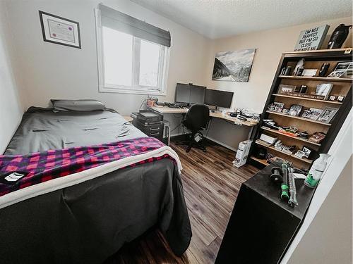10 Park Drive, Whitecourt, AB - Indoor Photo Showing Bedroom