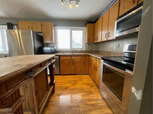 16 Centenial Crescent, Swan Hills, AB - Indoor Photo Showing Kitchen With Double Sink