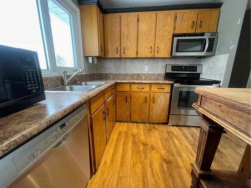 16 Centenial Crescent, Swan Hills, AB - Indoor Photo Showing Kitchen With Double Sink