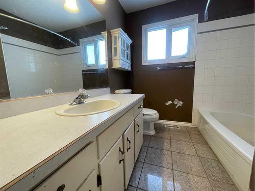 16 Centenial Crescent, Swan Hills, AB - Indoor Photo Showing Bathroom