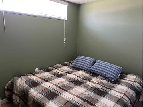 516 4 Avenue, Fox Creek, AB - Indoor Photo Showing Bedroom