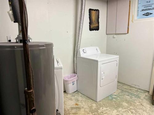 516 4 Avenue, Fox Creek, AB - Indoor Photo Showing Laundry Room
