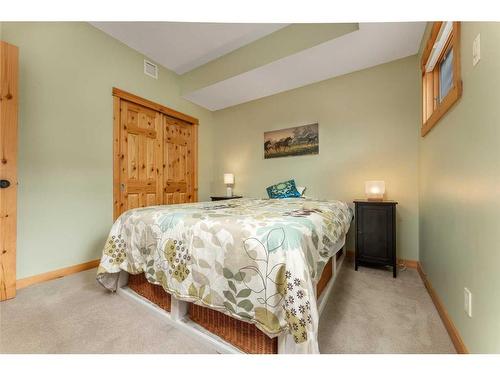 215-107 Armstrong Place, Canmore, AB - Indoor Photo Showing Bedroom