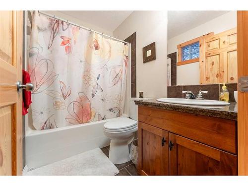 215-107 Armstrong Place, Canmore, AB - Indoor Photo Showing Bathroom