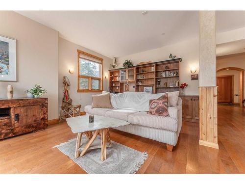 215-107 Armstrong Place, Canmore, AB - Indoor Photo Showing Living Room