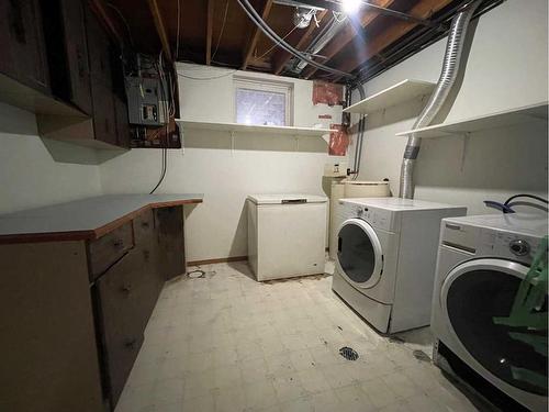 704 7Th Avenue, Fox Creek, AB - Indoor Photo Showing Laundry Room