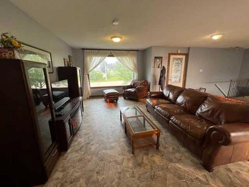 412 7 Street, Fox Creek, AB - Indoor Photo Showing Living Room