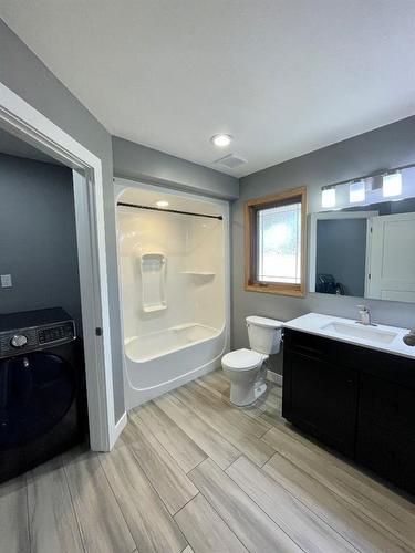 6701 15 Avenue, Edson, AB - Indoor Photo Showing Bathroom