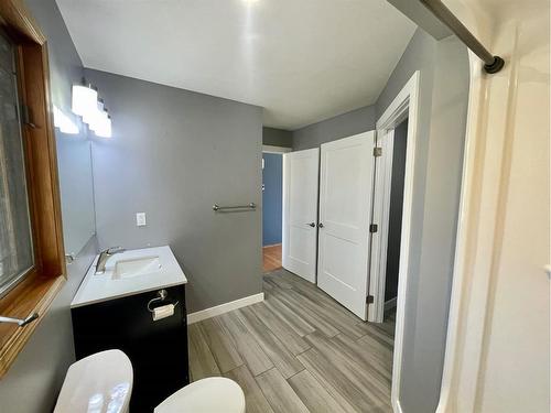 6701 15 Avenue, Edson, AB - Indoor Photo Showing Bathroom