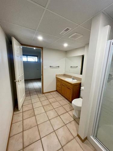 6701 15 Avenue, Edson, AB - Indoor Photo Showing Bathroom