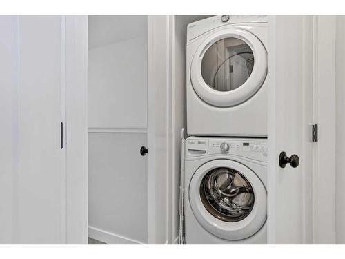 106-1106 Bow Valley Trail, Canmore, AB - Indoor Photo Showing Laundry Room