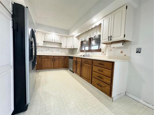 51 Harolds Hollow, Whitecourt, AB - Indoor Photo Showing Kitchen