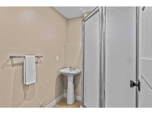 B-419 Marten Street, Banff, AB - Indoor Photo Showing Bathroom